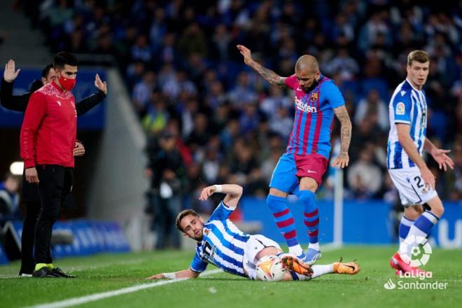 Dani Alves salva la entrada de Januzaj en el Real Sociedad-Barça (Foto: LaLiga).