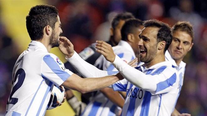 Jesús Gámez e Isco se abrazan tras un gol del Málaga.