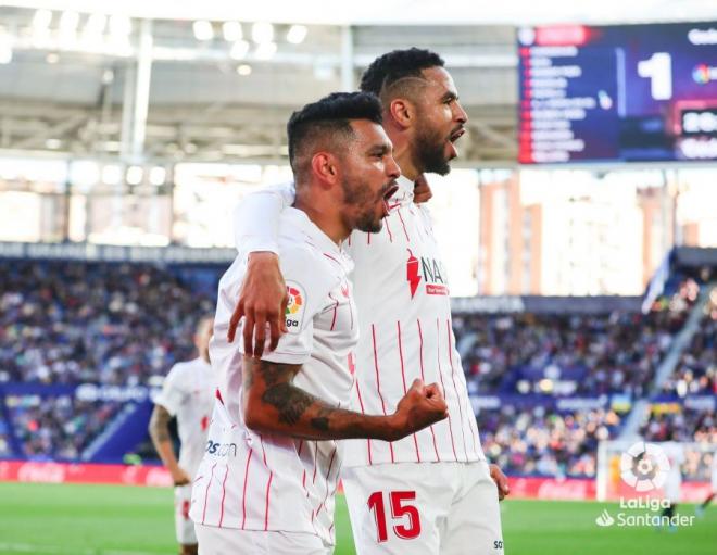 Tecatito Corona celebra su gol en el Levante-Sevilla (Foto: Cordon Press).