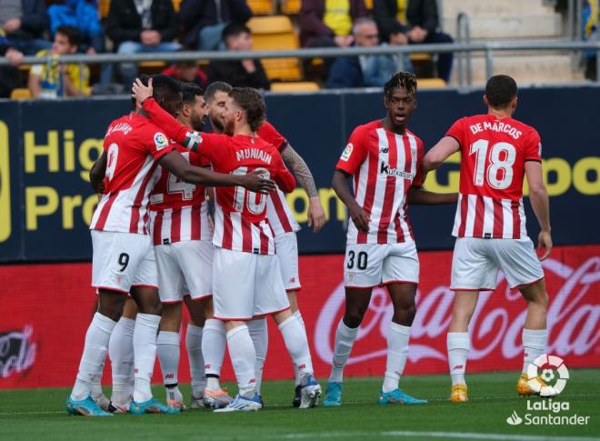 Los jugadores del Athletic celebran el gol de Muniain ante el Cádiz en el Nuevo Mirandilla (Foto: