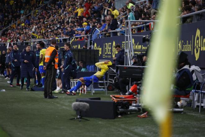 Alcaraz, muy afectado junto al banquillo (Foto: Cristo García).