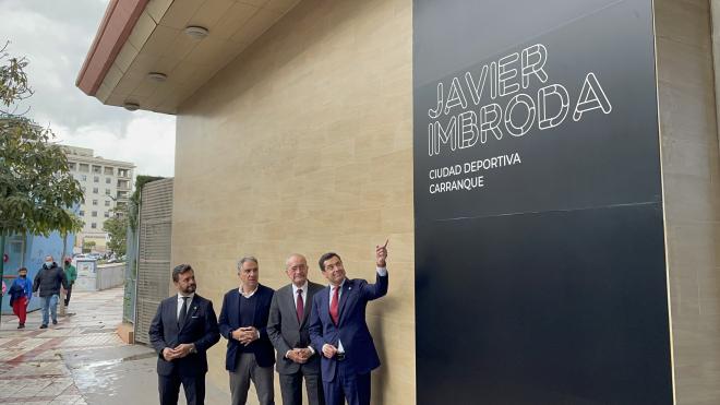 Juanma Moreno señala el nuevo nombre de la Ciudad Deportiva Javier Imbroda (Foto: María Naranjo).