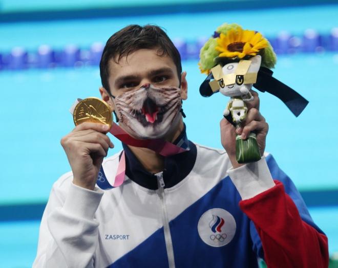 Evgeny Rylov posando tras ganar el oro (Foto: Instagram de Evgeny Rylov)
