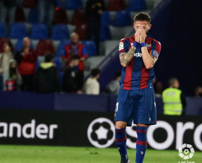Las lágrimas de Morales al finalizar el partido entre el Levante y el Sevilla en el Ciutat de València. (Foto: LaLiga)