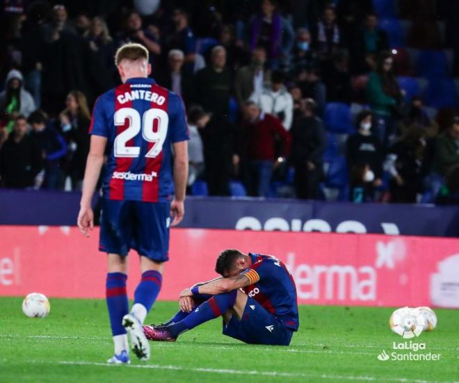 Las lágrimas de Morales al finalizar el Levante - Sevilla. (Foto: LaLiga)