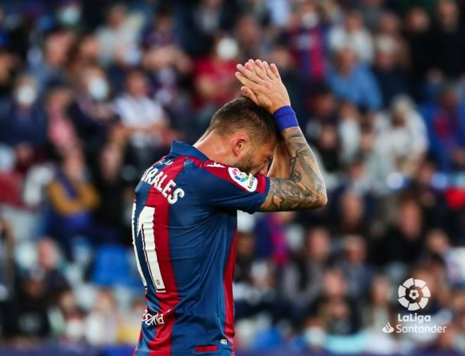 Las lágrimas de Morales al finalizar el partido entre Levante y Sevilla en el Ciutat de València. (Foto: LaLiga)