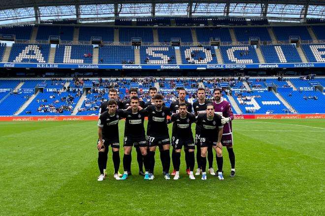 El once de la SD Amorebieta ante la Real Sociedad B de Xabi Alonso en el estadio de Anoeta.