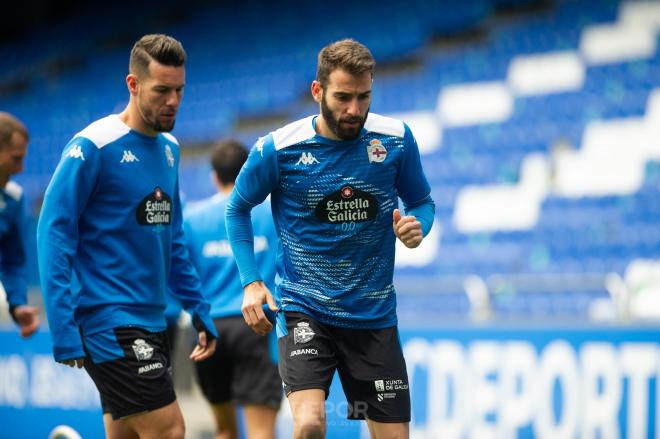 Antoñito corriendo delante de Álvaro Rey durante un entrenamiento (Foto: RCD).