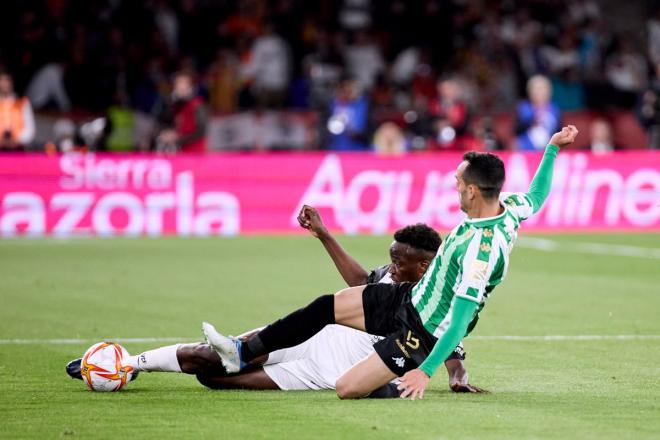 Diakhaby defiende ante Juanmi en la final de la Copa del Rey.