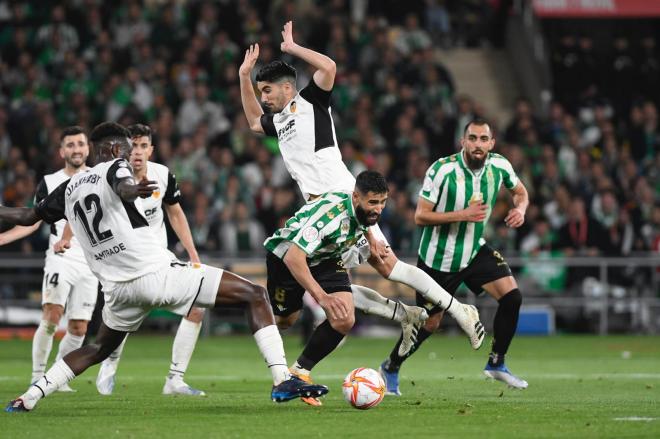 El posible penalti de Carlos Soler sobre Fekir en la final de Copa de 2022 (Foto: Kiko Hurtado).