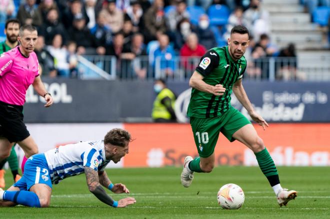 Iglesias Villanueva sigue de cerca una jugada del Málaga-Eibar (Foto: SD Eibar).