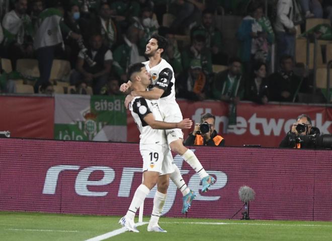Hugo Duro y Guedes celebran el empate en la final de la Copa del Rey (Foto: Kiko Hurtado).
