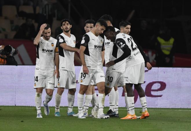 Los jugadores del Valencia celebran el gol de Hugo Duro en la final de la Copa (Foto: Kiko Hurtado)
