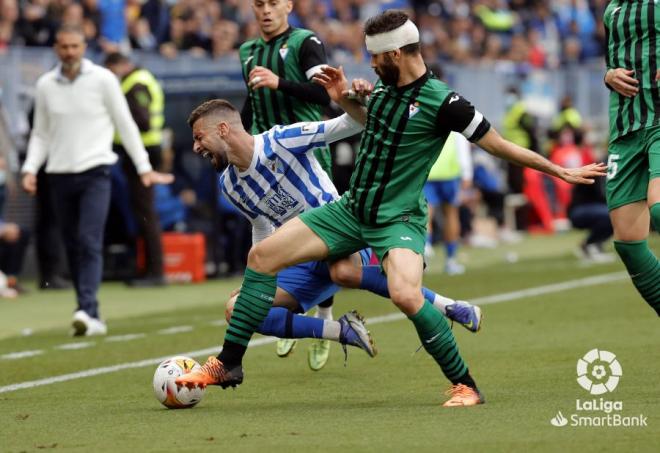 Vadillo recibe una falta ante el Eibar (Foto: LaLiga).