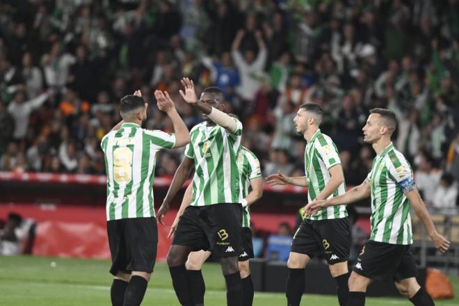 El Betis celebra el 1-0 de Borja en la final (Foto: Kiko Hurtado)