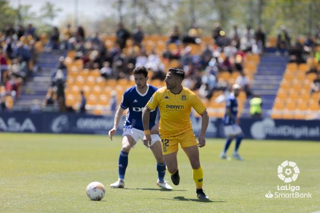 Borja Sánchez lucha un balón durante el Alcorcón-Real Oviedo (Foto: LaLiga).