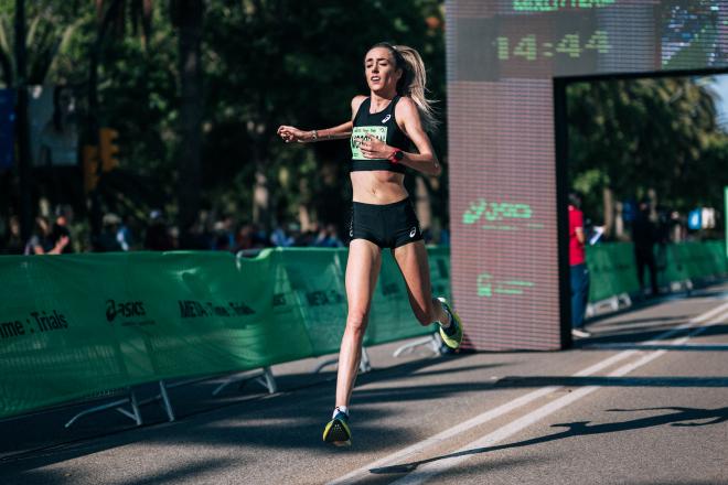 Eilish McColgan, llegando a la meta del 5K en Málaga (Foto: Asics).