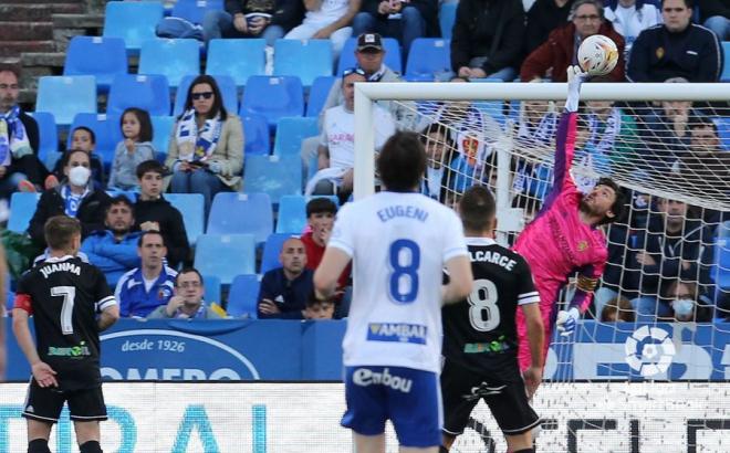 Cristian Álvarez ante el Burgos en La Romareda. (Foto: LaLiga)