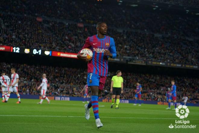Ousmane Dembélé, con el balón en la mano durante el Barcelona-Rayo Vallecano (Foto: LaLiga).