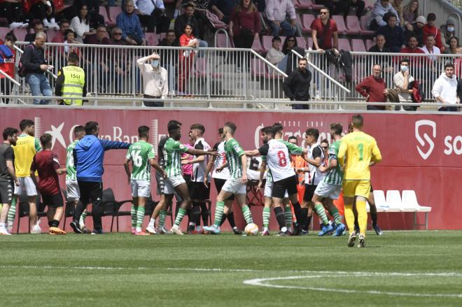 Jugadores de ambos equipos, enfrascados en la tangana del final (Foto: Kiko Hurtado).