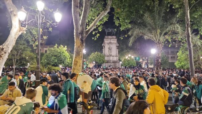 El beticismo celebra la Copa en la Plaza Nueva.