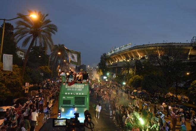 La plantilla del Betis llegando al Villamarín (Foto: Kiko Hurtado)