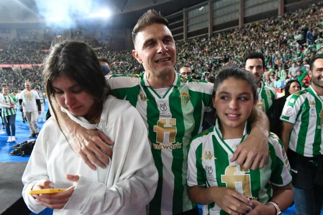 Joaquín emocionado junto a sus hijas (Foto: Kiko Hurtado).