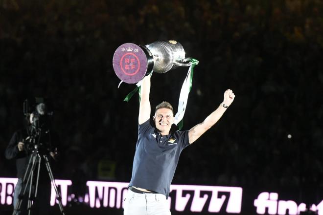 Joaquín Sánchez levantando la Copa (Foto: Kiko Hurtado)