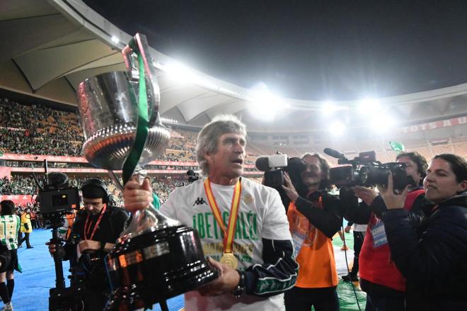Manuel Pellegrini con la Copa del Rey ganada por el Betis (foto: Kiko Hurtado).
