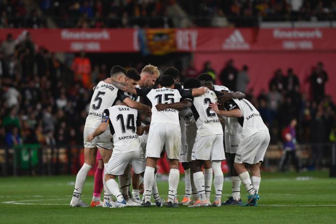 Piña de los jugadores del Valencia durante la final de la Copa del Rey (Foto: Kiko Hurtado).