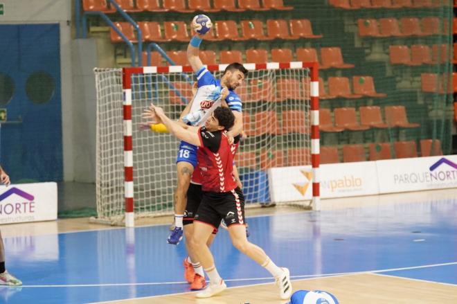 Portela, con el balón en la mano ante el Burgos (Foto: Javier Gómez).