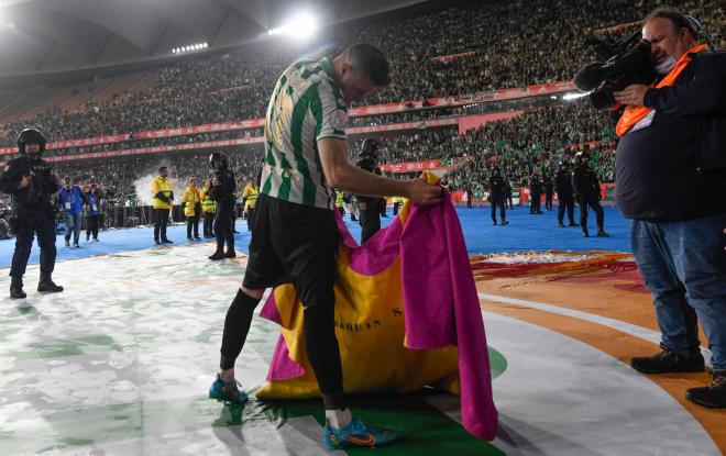 Joaquín, con el capote, en la final de la Copa del Rey de 2022 (Foto: Kiko Hurtado).