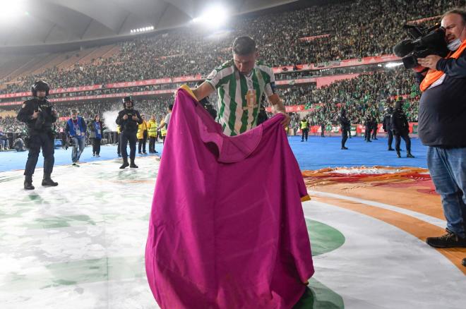 Joaquín, con el capote tras la Copa.