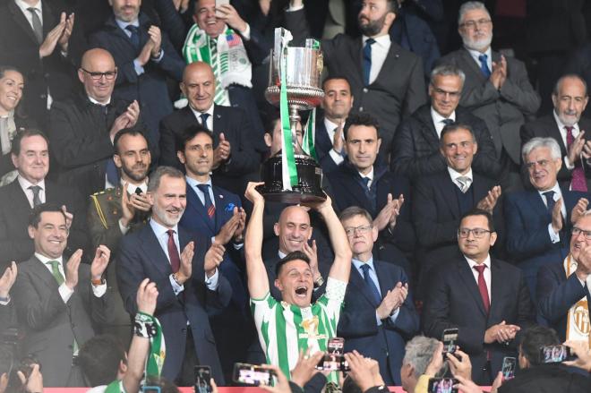 Joaquín levanta la tercera Copa del Rey del Betis (Foto: Kiko Hurtado).