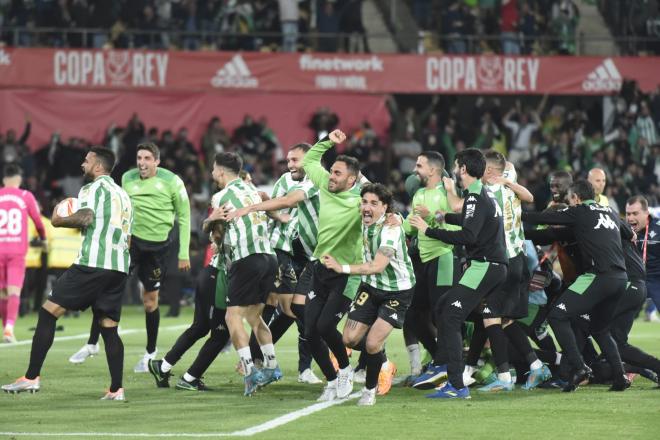 El Betis celebra haberse proclamado campeón de la Copa del Rey (Foto: Kiko Hurtado).