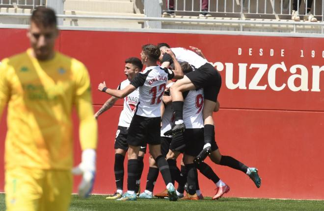 Los jugadores del Sevilla Atlético celebran la victoria en el derbi de filiales (Foto: Kiko Hurtado).