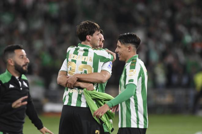 Miranda celebra con Víctor Ruiz el título de la Copa. (Foto: Kiko Hurtado).