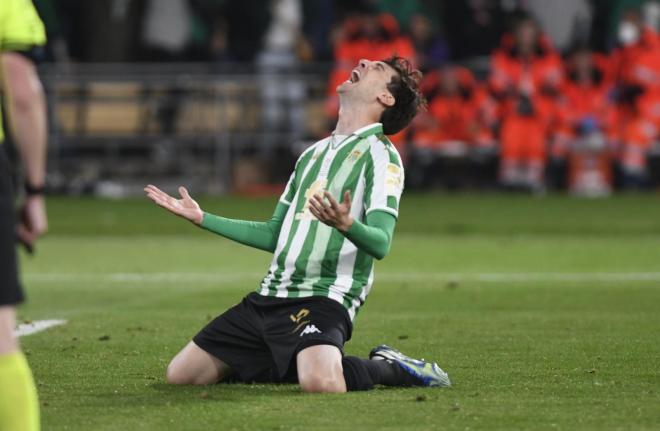 Juan Miranda cae de rodillas tras marcar el penalti definitivo en el último título de Copa del Betis (Foto: Kiko Hurtado).