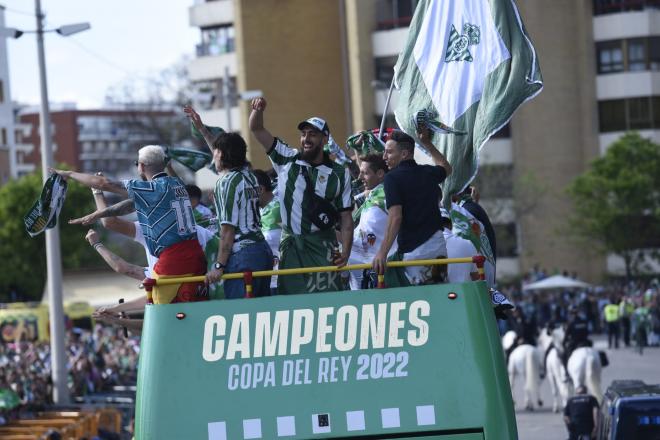 Guardado celebrando el título de Copa por las calles de Sevilla (Foto: Kiko Hurtado)