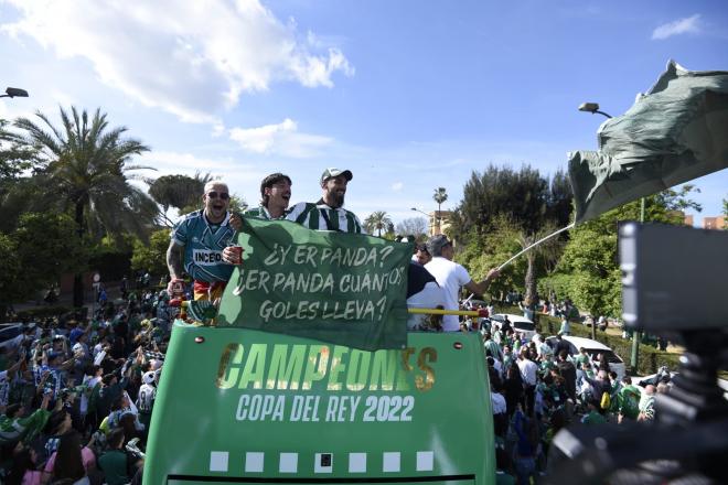 Borja Iglesias celebra el título de Copa en el bus. (Foto: Kiko Hurtado).