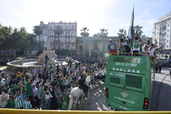 El Real Betis Balompié llega a la Puerta Jerez. (Foto: Kiko Hurtado).