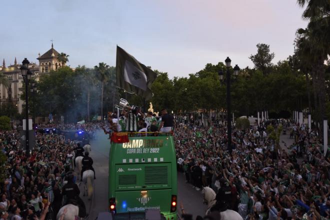 El autobús de la celebración del Betis, por la Puerta de Jerez (Foto: Kiko Hurtado).