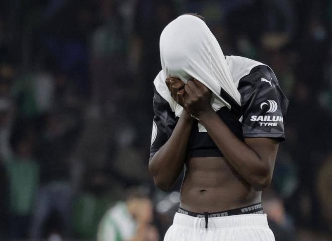 Yunus Musah llora desconsolado tras fallar su penalti.