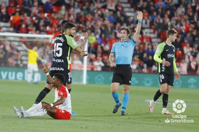 Juan Berrocal hace una falta durante el Almería-Sporting (Foto: LaLiga).