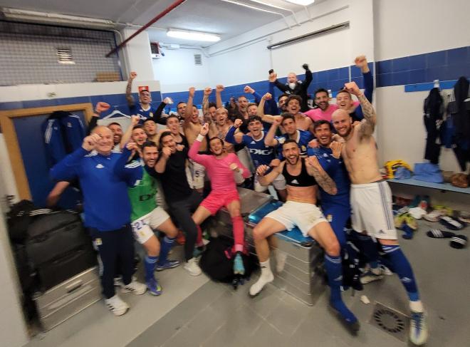 El Real Oviedo celebra su victoria en Alcorcón (Foto: ROV).