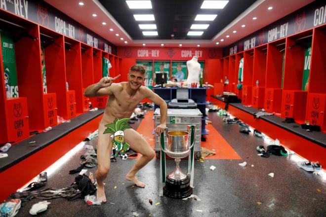 Joaquín posa desnudo con la Copa