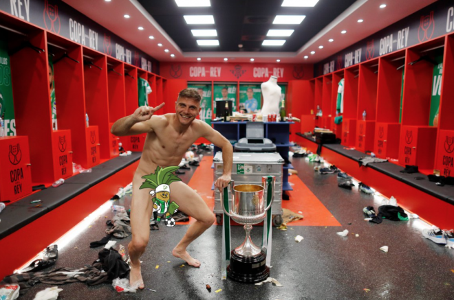 Joaquín posa desnudo con la Copa del Rey.