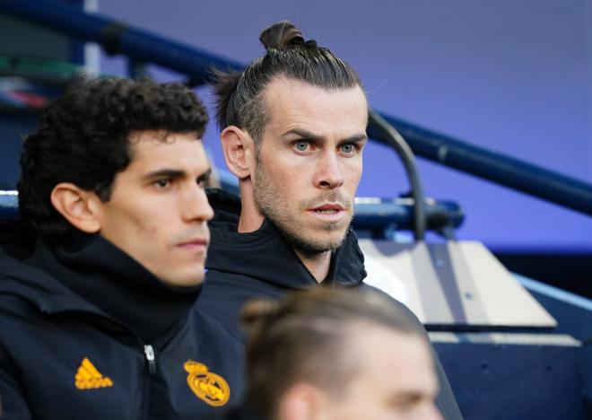 Gareth Bale, junto a Vallejo en el banquillo del Real Madrid (Foto: Cordon Press).