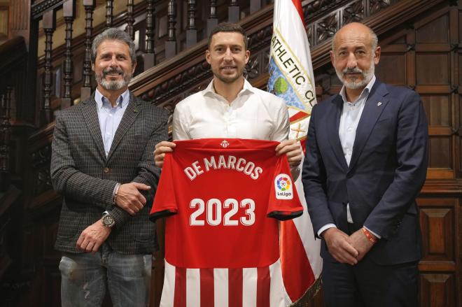Oscar de Marcos con Alkorta y Aitor Elizegi (Foto: Athletic Club).