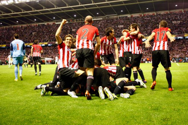 Los jugadores del Athletic Club celebran uno de los goles al Sporting de Lisboa en la semifinal de la Europa League de 2012.